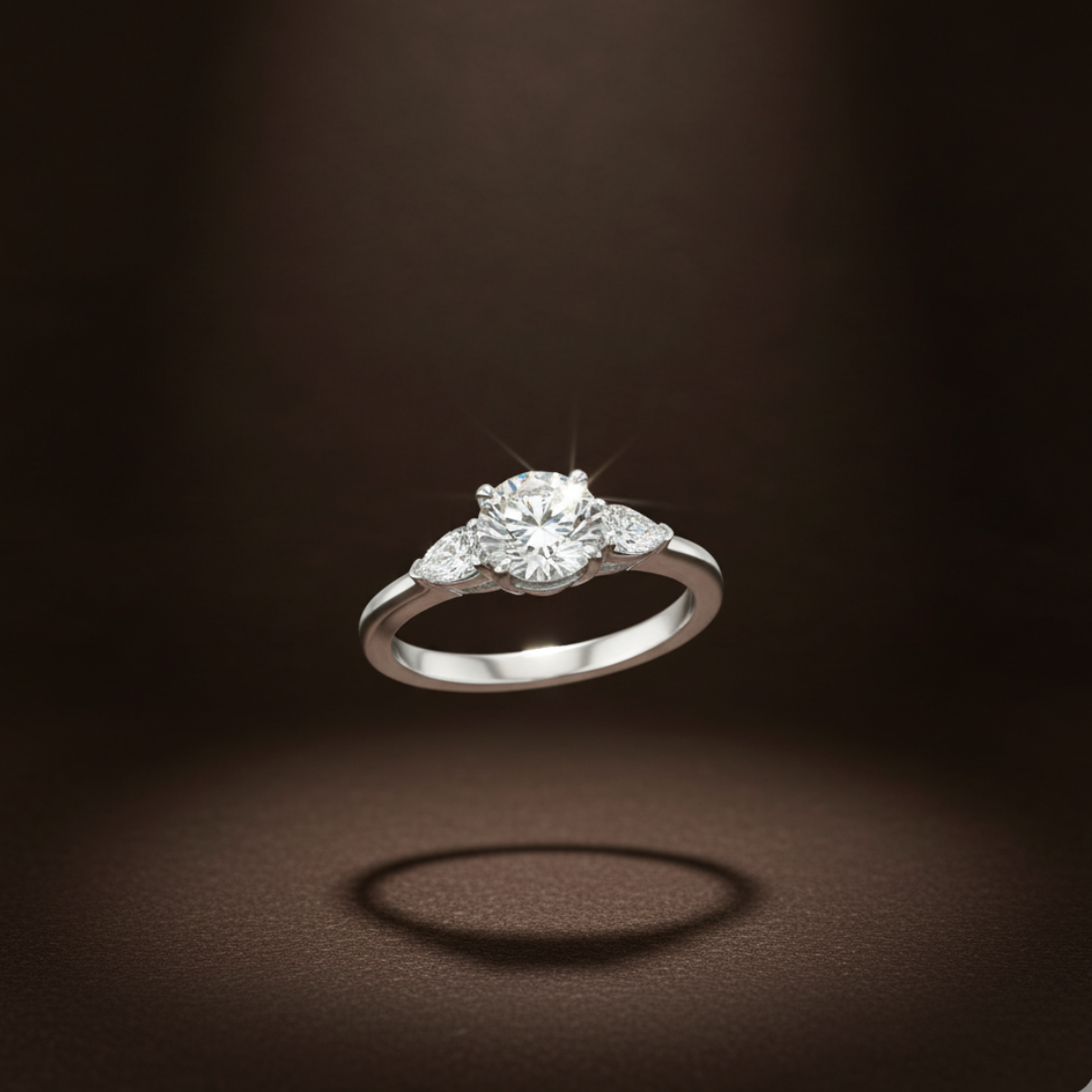 Anillo de compromiso platino con dos diamantes laterales